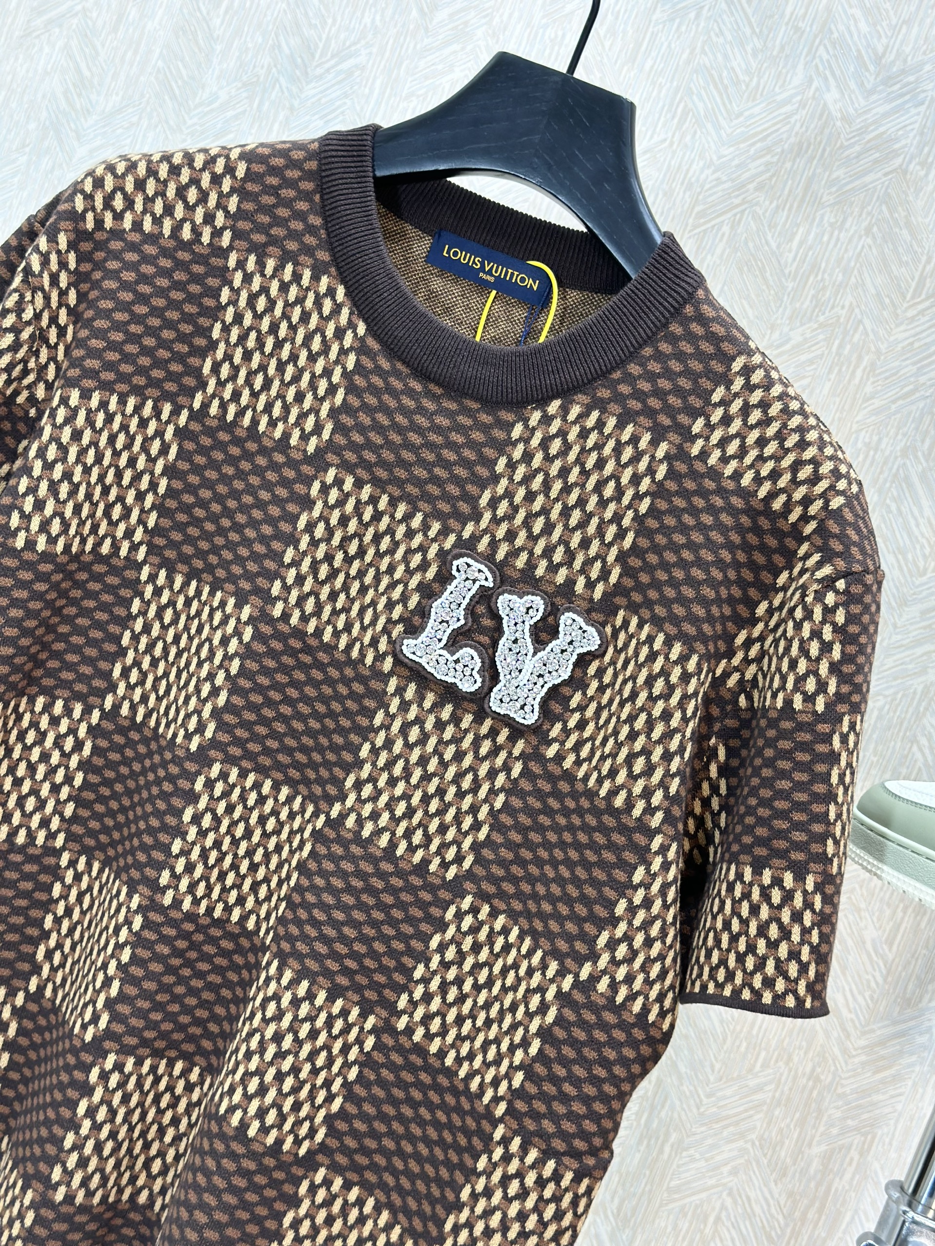 Áo phông T-shirt len Louis Vuitton LV Nâu họa tiết caro logo LV đính đá thêu ngực Like Auth on web VTN